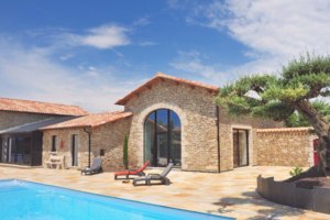 Maison avec ouverture plein cintre et piscine