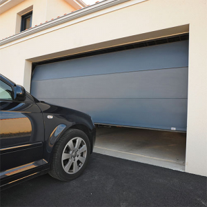 Porte de garage relevable au plafond